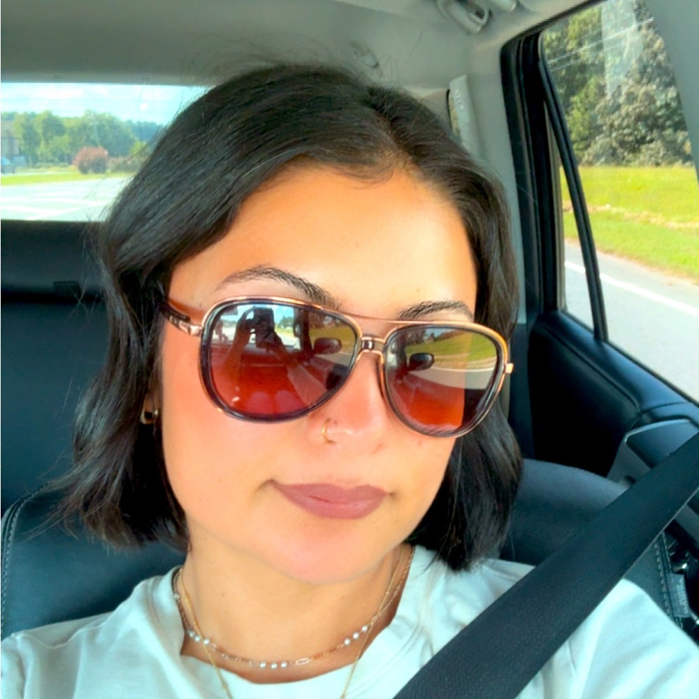 Meet your Posher, Alejandra